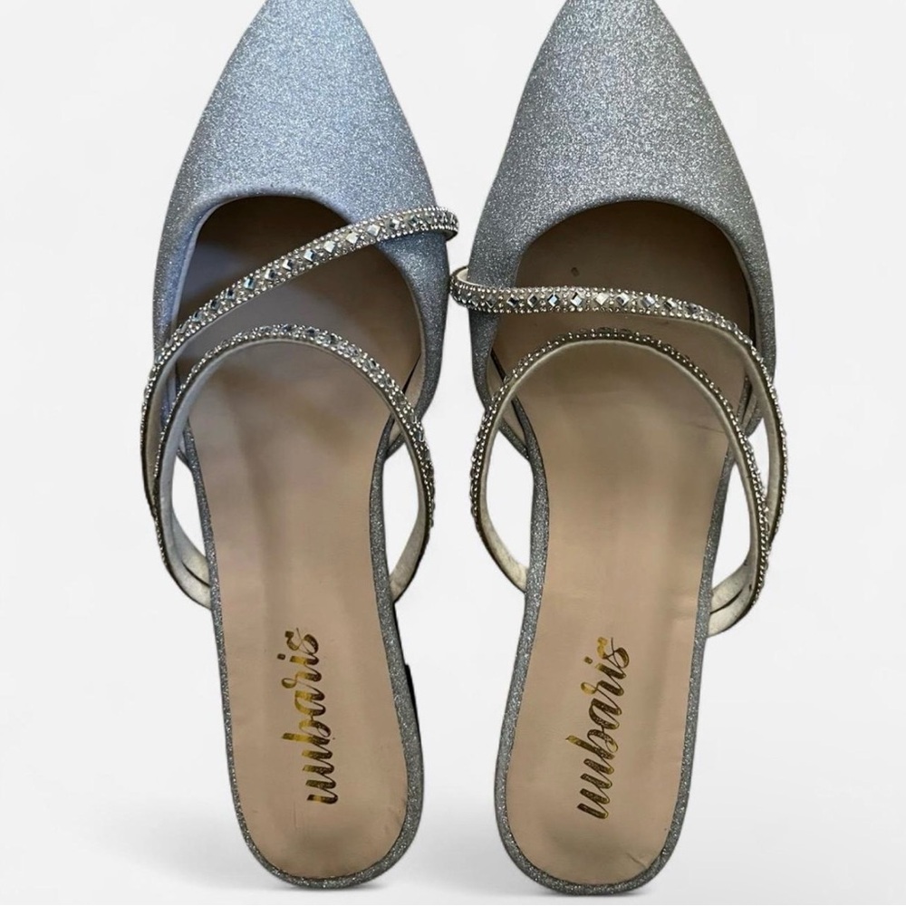 Uubaris Silver Glittery Sandals w/ Rhinestone Straps